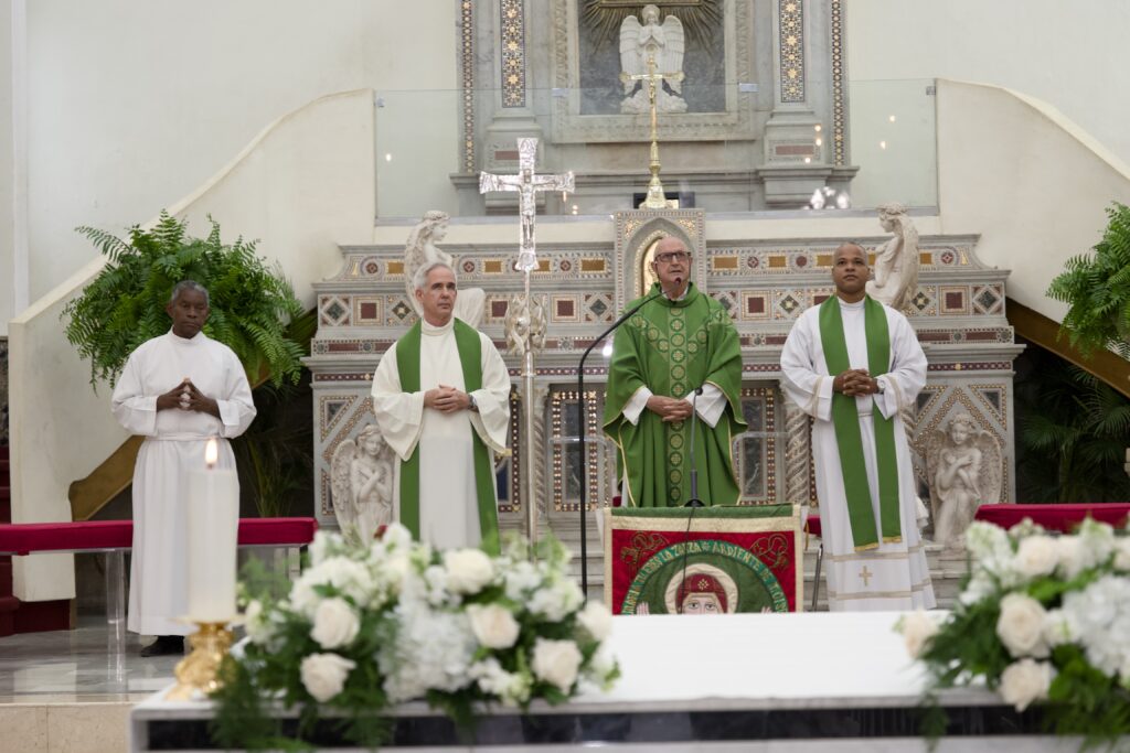 Padre José Hernando, padre Javier Vidal y padre Víctor Tavarez en la misa de acción de gracias de Conexión LiLeón.