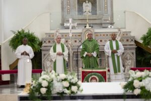 Padre José Hernando, padre Javier Vidal y padre Víctor Tavarez en la misa de acción de gracias de Conexión LiLeón.
