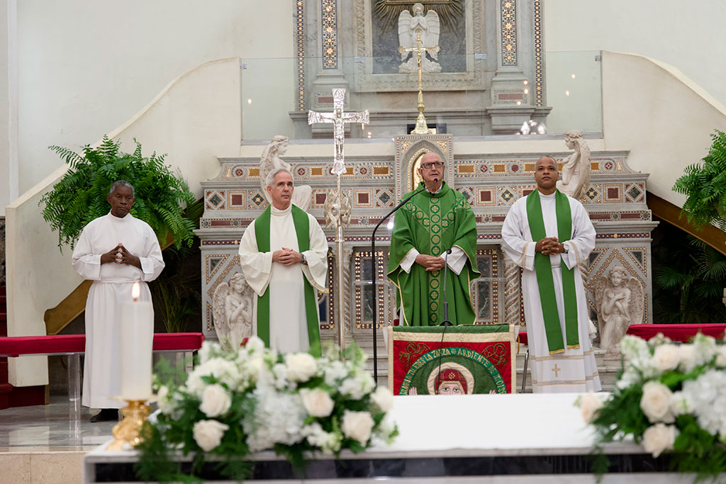 Father José Hernando, Father Javier Vidal and Father Víctor Tavarez at the Conexión LiLeón thanksgiving mass in the Archdiocesan Sanctuary of Our Lady of Altagracia.