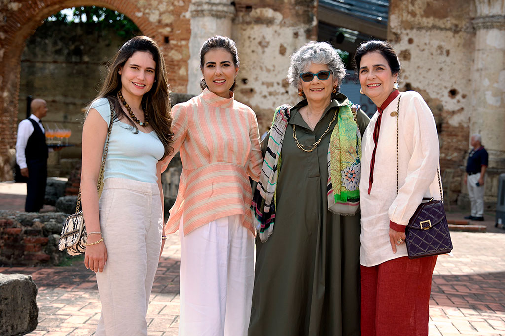 León Cabral family members at the Conexión LiLeón launch event in the Ruins of the San Nicolás de Bari Hospital.