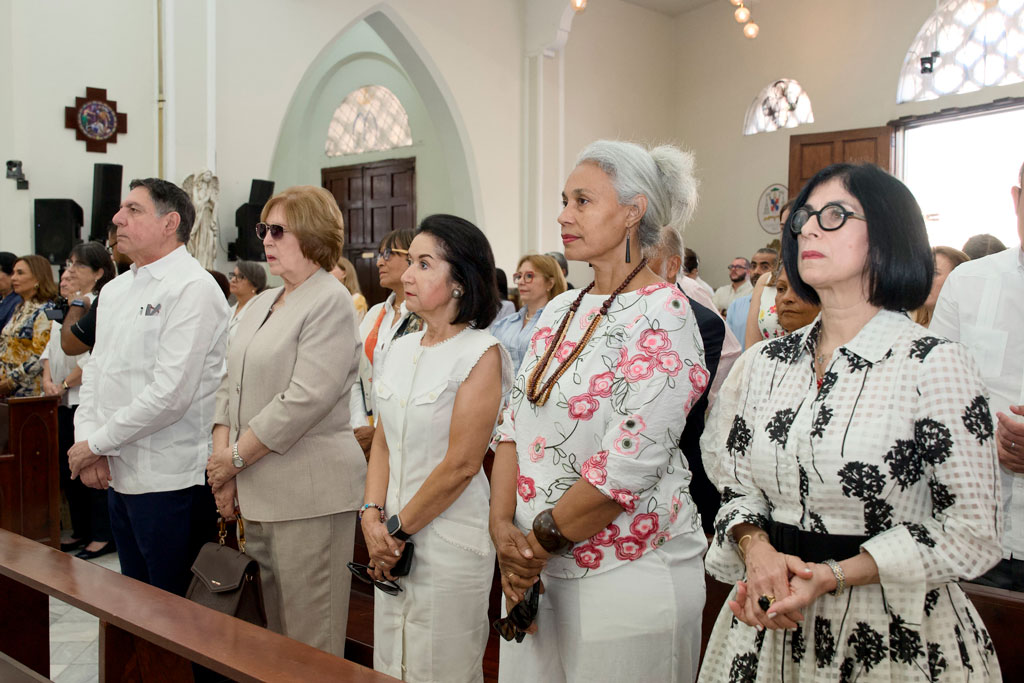 Público asistente a la misa de acción de gracias de Conexión LiLeón en el Santuario Arquidiocesano Nuestra Señora de la Altagracia.